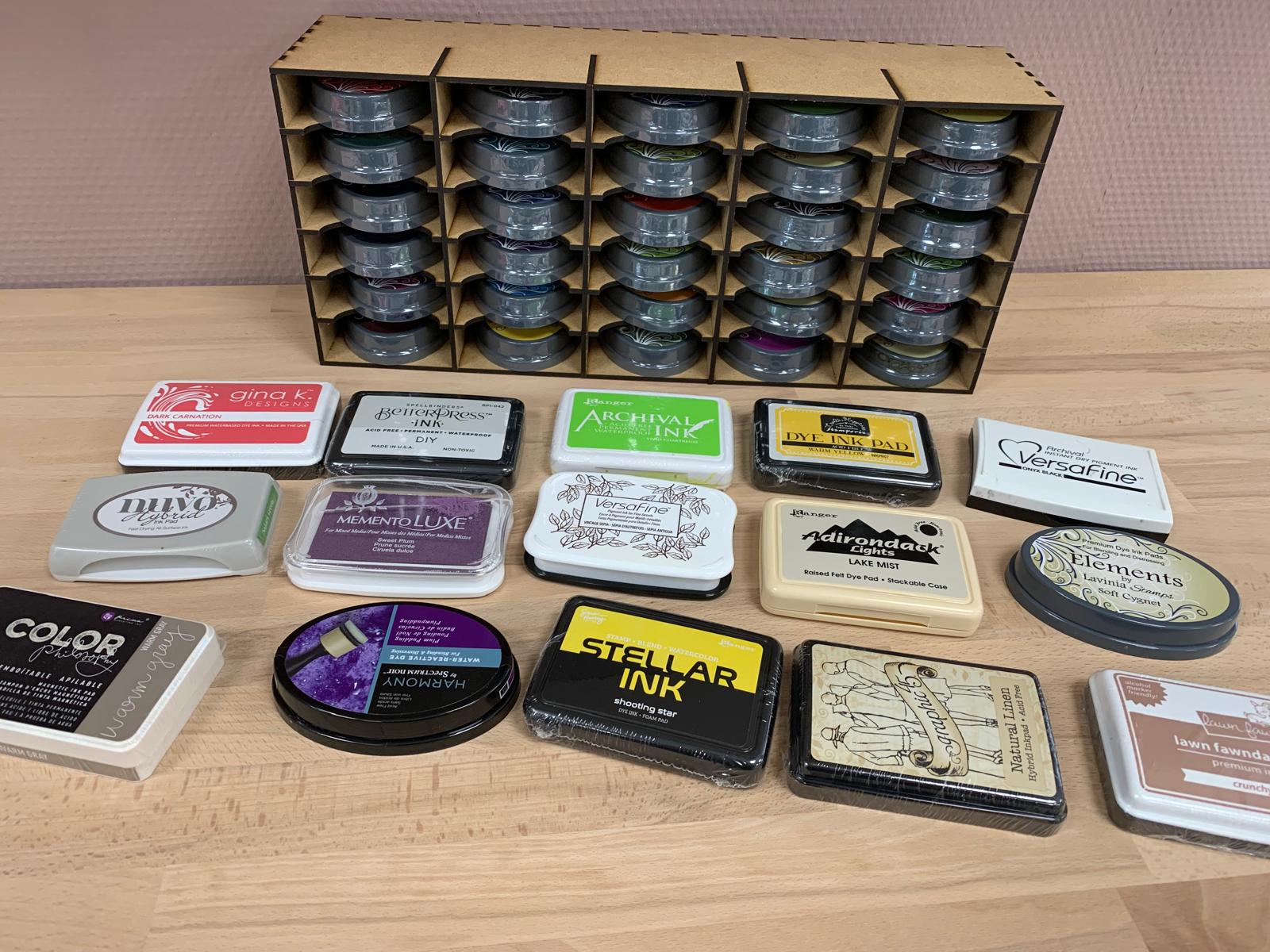 Stempelkissenregal für Lavinia, Adirondack,  Memento, Memento Luxe,  Nuvo Hybrid, Archival Ink,  Spectrum Noir,  Prima Marketing Color  Stempelkissen Stempelkissenregal für Lavinia, Adirondack,  Memento, Memento Luxe,  Nuvo Hybrid, Archival Ink,  Spectrum Noir,  Prima Marketing Color  Stempelkissen