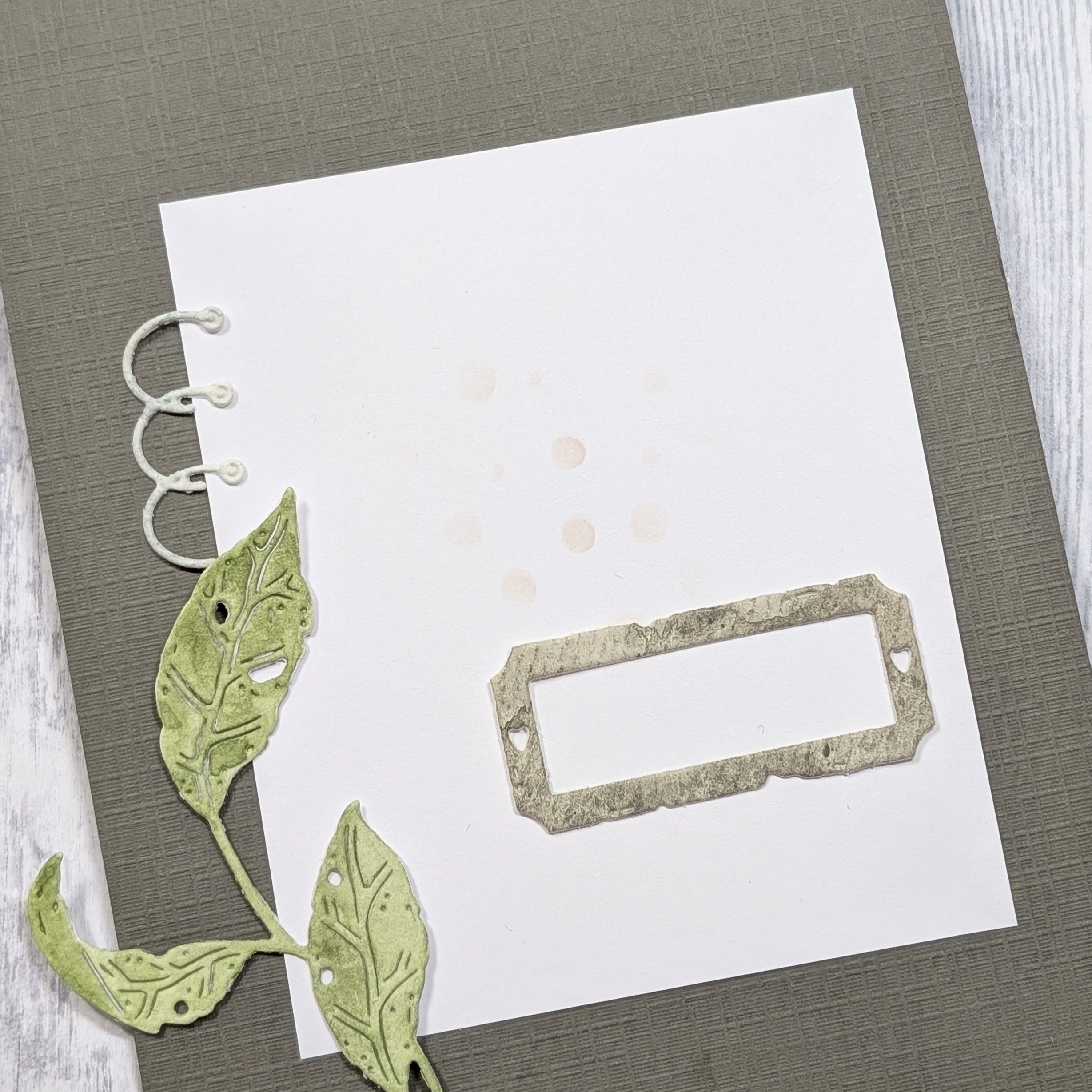 Gummiapan - Old Label Frame With Hearts