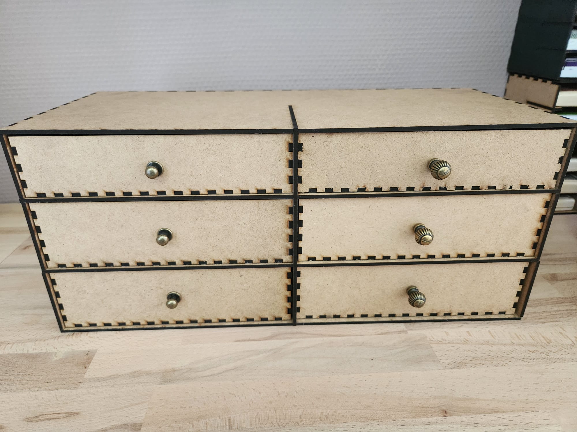 Stempelkissenregal mit 4 + 2 Schubfächer Stempelkissenregal mit 4 + 2 Schubfächer