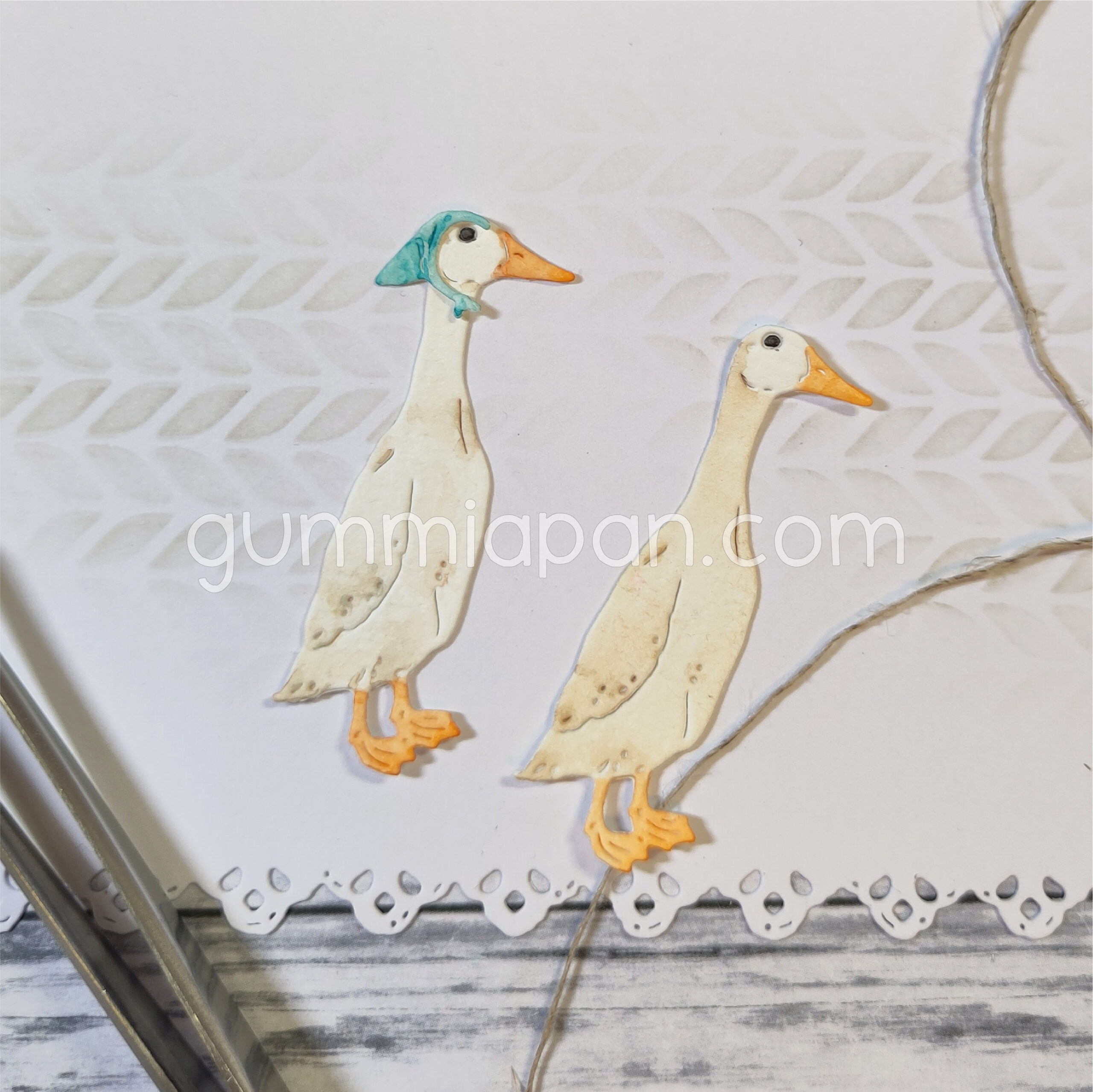 Gummiapan - Duck with a Scarf