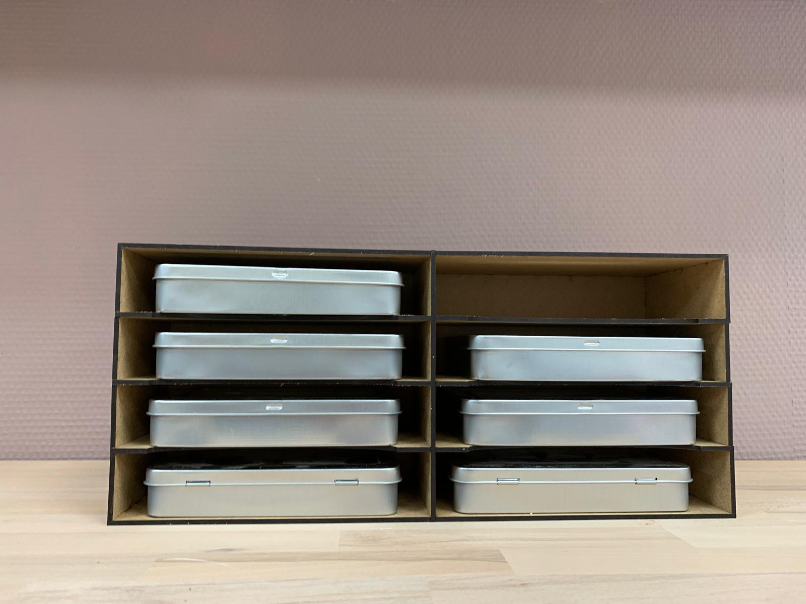 Stempelkissenregal für Tim Holtz Distress Crayon Tin (Blechdosen) TDA56485 - quer Stempelkissenregal für Tim Holtz Distress Crayon Tin (Blechdosen) TDA56485 - quer